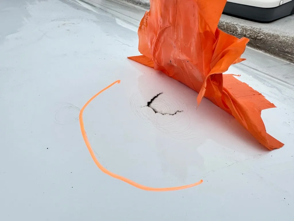 Durchschlag im GFK-Dach eines Wohnmobils nach Hagelschlag