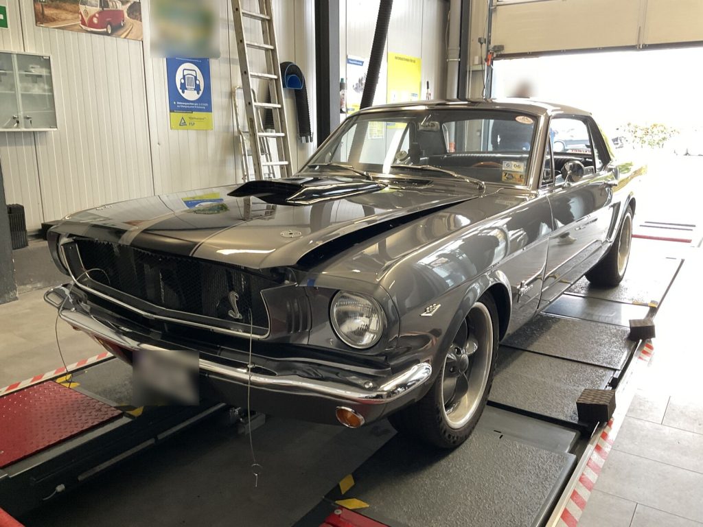 Ford Mustang Oldtimer auf der Hebebühne bei der Fahrzeugbewertung