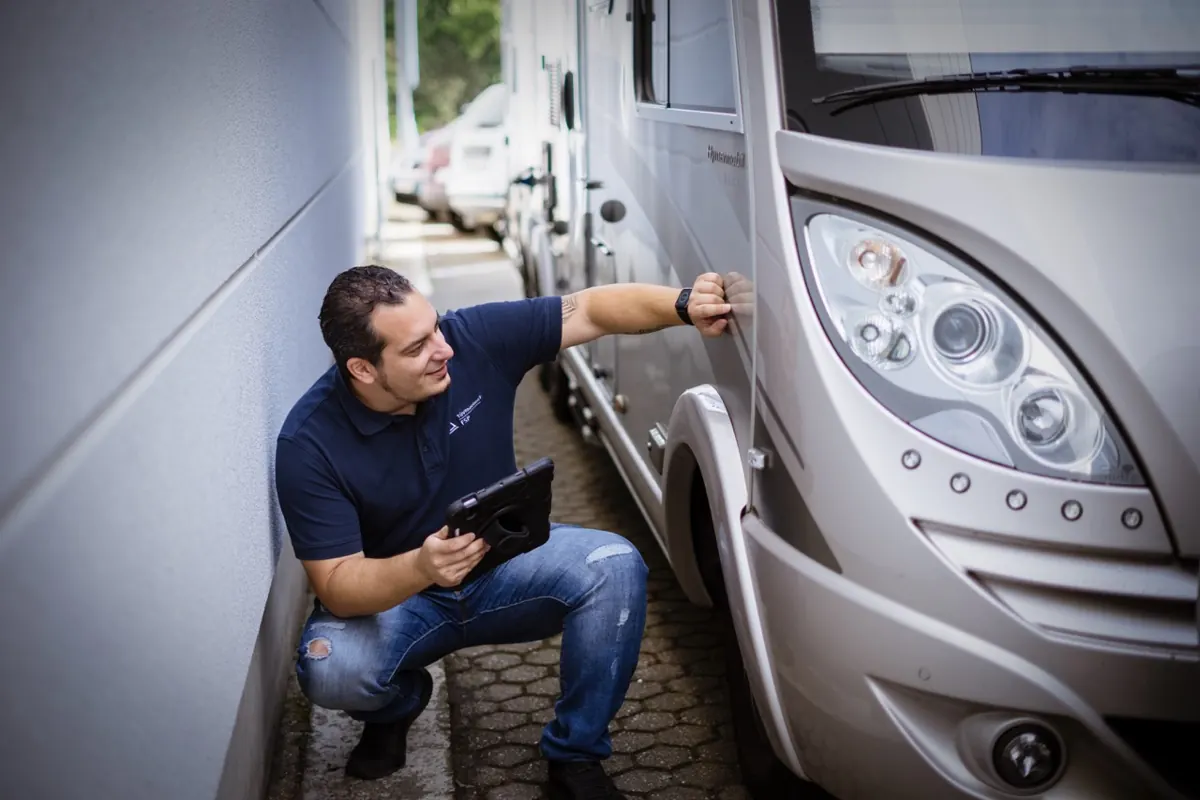 Kfz-Sachverständiger David Faul begutachtet ein Wohnmobil